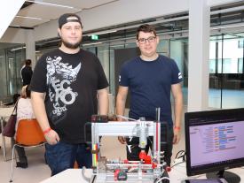 Lionel Kammermann und Neels Hayoz aus dem Fachbereich Systemtechnik präsentiert seine Diplomarbeit an der Diplomausstellung an der hftm in Biel/Bienne