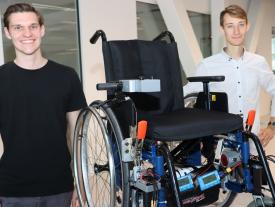 Luca Botteron und Noé Studer aus dem Fachbereich Maschinenbau präsentieren ihre Diplomarbeit an der Diplomausstellung an der hftm in Biel/Bienne