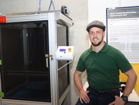 Marco Friedli aus dem Fachbereich Maschinenbau präsentiert seine Diplomarbeit an der Diplomausstellung an der hftm in Biel/Bienne