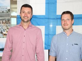 Jim Ziörjen und Michael Burgener aus dem Fachbereich Maschinenbau präsentieren ihre Diplomarbeit an der Diplomausstellung an der hftm in Biel/Bienne