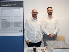 Manuel Ramas und Bektes Jaoski aus dem Fachbereich Systemtechnik präsentieren ihre Diplomarbeit an der Diplomausstellung an der hftm in Biel/Bienne