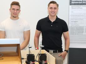 Alessandro Berger und Florian Käser präsentieren ihre Diplomarbeit an der Diplomausstellung an der hftm in Biel/Bienne
