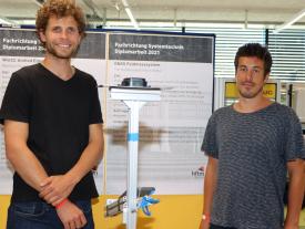 Tim Hildebrand und Timon Notter aus dem Fachbereich Systemtechnik präsentieren ihre Diplomarbeit an der Diplomausstellung an der hftm in Biel/Bienne