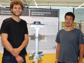 Tim Hildebrand und Timon Notter aus dem Fachbereich Systemtechnik präsentieren ihre Diplomarbeit an der Diplomausstellung an der hftm in Biel/Bienne