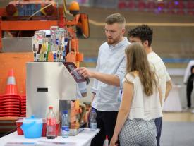Diplomfeier Grenchen 2022  - Absolventen vor einer erfolgreichen Diplomarbeit - Getränkeautomat für ein Festival