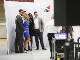 Diplomfeier Grenchen 2022 - Absolventen am Fotografieren vor der Fotowand