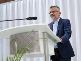 Diplomfeier Grenchen 2022 - Michel Rüfenacht bei der Ankündigung der Diplompreisträger
