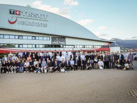 Diplomfeier Grenchen 2022 - Foto aller Diplomanden vor dem TISSOT Veldodrome