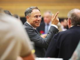 Diplomfeier Grenchen 2022 - Michael Benker mit Remo Bill im Gespräch