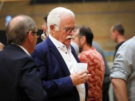 Diplomfeier Grenchen 2022 - Erwin Fischer mit Remo Bill im Gespräch