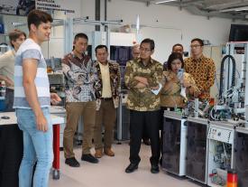 2022 Besuch indonesische Delegation hftm Systemtechniklabor