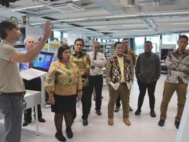 2022 Besuch indonesische Delegation hftm Systemtechniklabor Präsentation