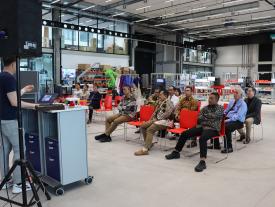 2022 Besuch indonesische Delegation hftm Smart Factory Präsentation
