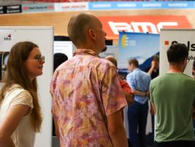 Foto Diplomausstellung Studenten
