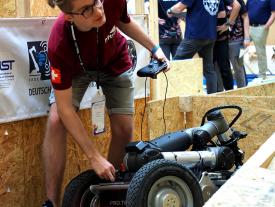 Roboter und Teammitglied